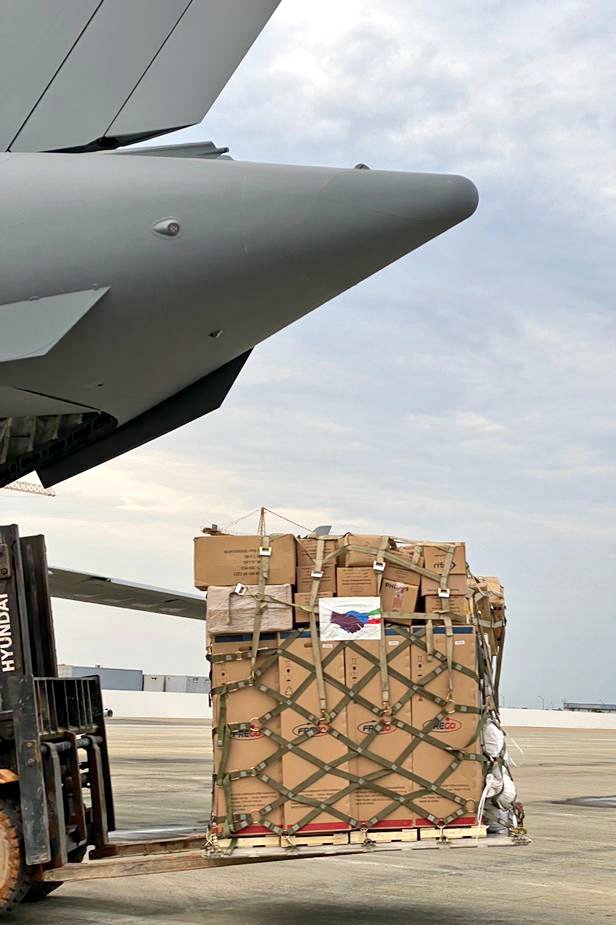 GuineaSalud's tweet photo. Siguen llegando ayudas. Esta noche han aterrizado en Bata más cargamentos de parte del Gobierno de Qatar con 4 vehículos y equipamiento de salvamento y dispositivos de comunicación.
Gracias.
#TodosSolosBata https://t.co/wI7eek4iYF