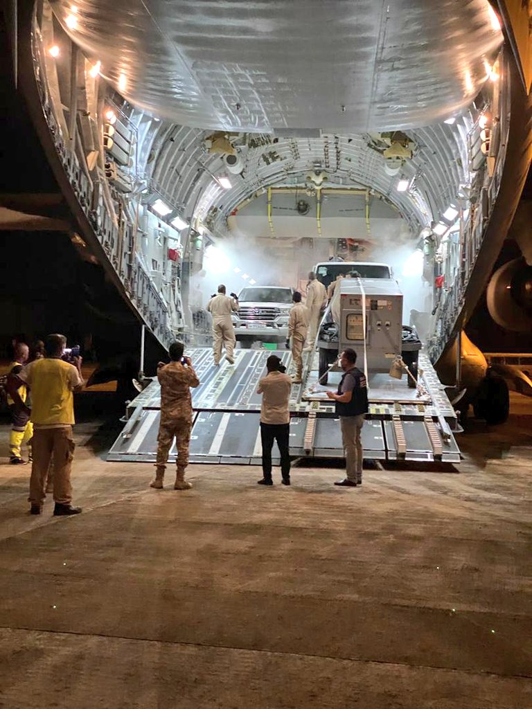 GuineaSalud's tweet photo. Siguen llegando ayudas. Esta noche han aterrizado en Bata más cargamentos de parte del Gobierno de Qatar con 4 vehículos y equipamiento de salvamento y dispositivos de comunicación.
Gracias.
#TodosSolosBata https://t.co/wI7eek4iYF