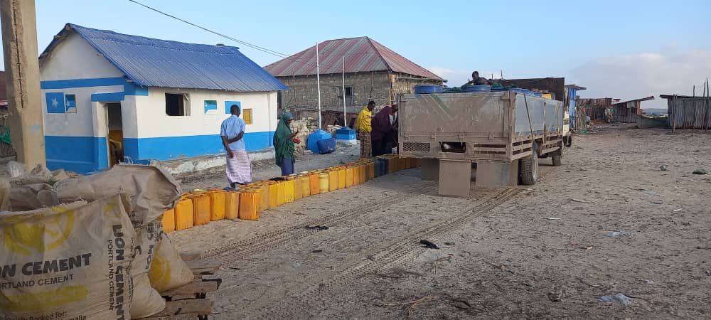 VCInitiative's tweet photo. There is an acute shortage of water bedeviling the people of Lower Juba particularly those of the coastal towns of Badhadhe district raising concerns on health &amp; Sanitation
👇
Burgabo residents queue for fresh water tracked from Odow, 60km away
@unicefsomalia @NRC_EAY @MedairInt https://t.co/nXoVtUpM5o