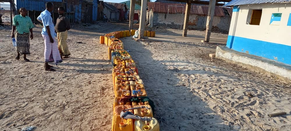 VCInitiative's tweet photo. There is an acute shortage of water bedeviling the people of Lower Juba particularly those of the coastal towns of Badhadhe district raising concerns on health &amp; Sanitation
👇
Burgabo residents queue for fresh water tracked from Odow, 60km away
@unicefsomalia @NRC_EAY @MedairInt https://t.co/nXoVtUpM5o