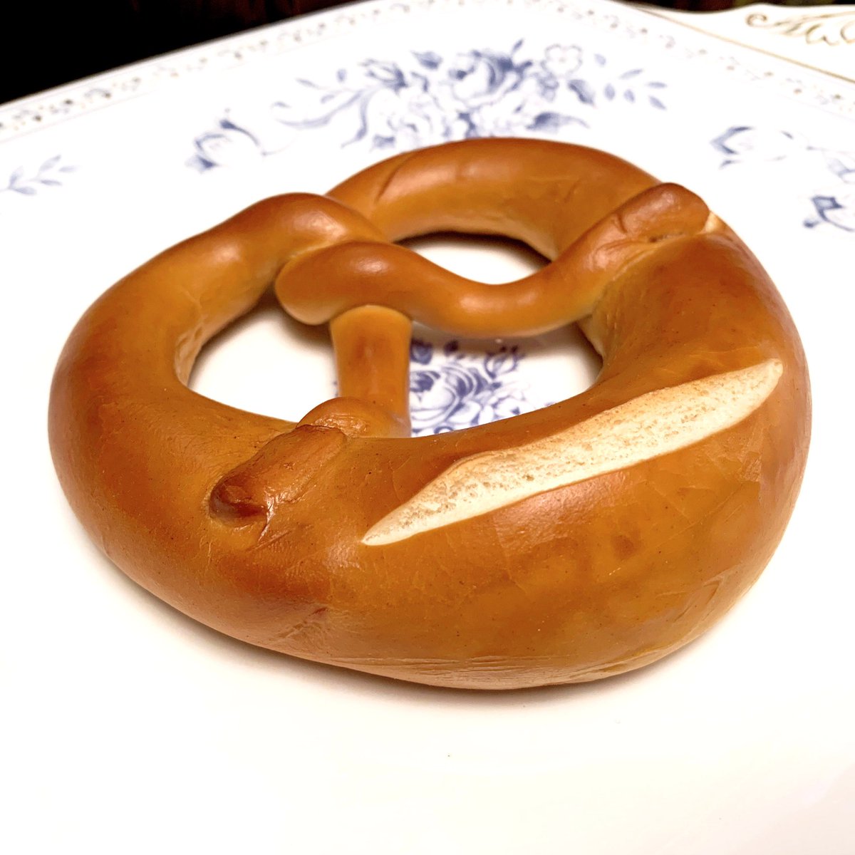 akira_tanaka_10's tweet photo. 今日のパンはショーマッカーさん😋🥖💕
パーティークランツ、オリーベンブロート、ブレッツェル😋🥖💕💕💕
#ショーマッカー #schomaker #大岡山 https://t.co/z5Sf3O9CwA