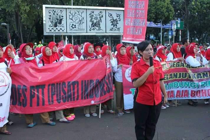 unang_sunarno's tweet photo. Selain pasal 169 KUHP, Nining Elitos Ketum KASBI juga dikenai pasal 160 KUHP, tentang Penghasutan.
Padahal dlm kegiatan aksi unjuk rasa pada umumnya ada korlap dan pimpinan organisasi untuk menyampaikan orasi atau pernyataan sikapnya.
#standwithNiningElitos
@KasbiIndo https://t.co/KUUoQXLXlS