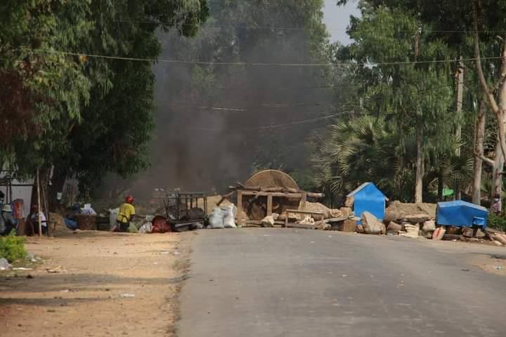 Reportedly the military terrorists shot again in Twantay around 2:35 p.m!!!! 
They destroyed the barricades with bulldozer!!!

TOWARDS FEDERAL UNION

#WhatsHappeningInMyanmar
#Mar13Coup