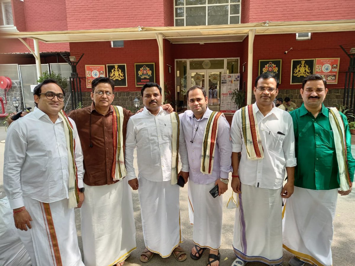 #Karnataka Cusine Lunch hosted by @Vijaykarnataka in Delhi...Champion Delhi Team is looking Fab in #traditionalattire... @katranjeet @Shivhkr @santoshsingh_25 @twitt_lalit @Amit_NewDel @jitenderbisht