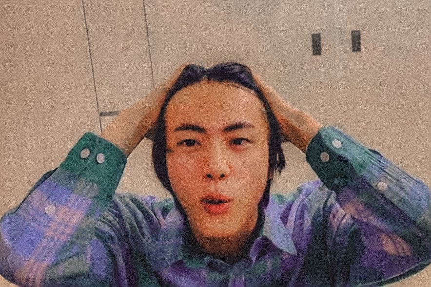mrsgimseokjin's tweet photo. He knew what he was doing ... Still trying to move on from this. The hair, forehead, the face. Aaah Jin.
#KIMSEOKJIN #JinTrends #JINSHAIR https://t.co/pSNtMMxSj3