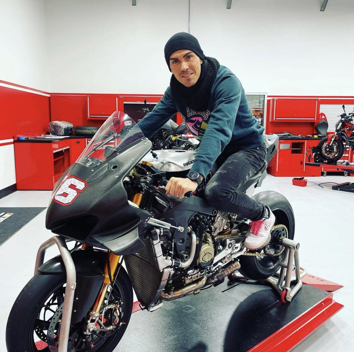 actualites_moto's tweet photo. [ #AMASBK ] Loris Baz #76 est arrivé aux États-Unis et a rencontré sa nouvelle Ducati V4r du Team HSBK Racing❗️ https://t.co/Ke6hHkZjrA