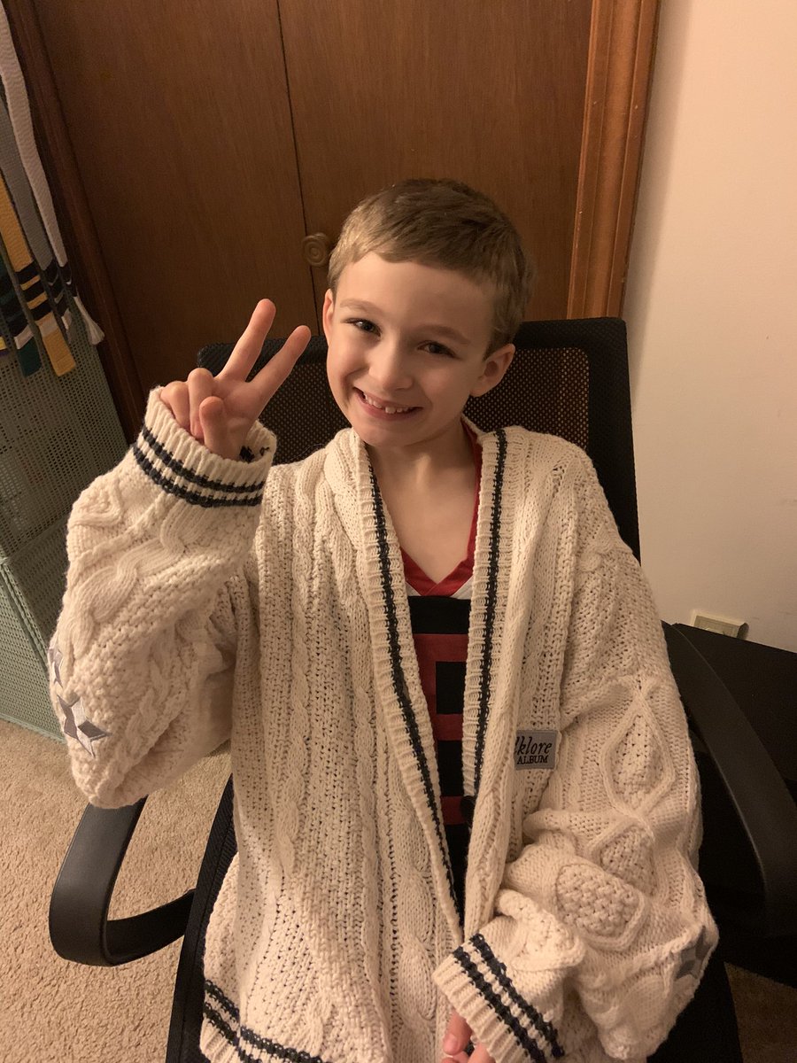 BrkMeLikAPromis's tweet photo. He’s a kid, so I think his vote should count, right? 💜 #Votecardigan #kca https://t.co/i5buFN8CYS