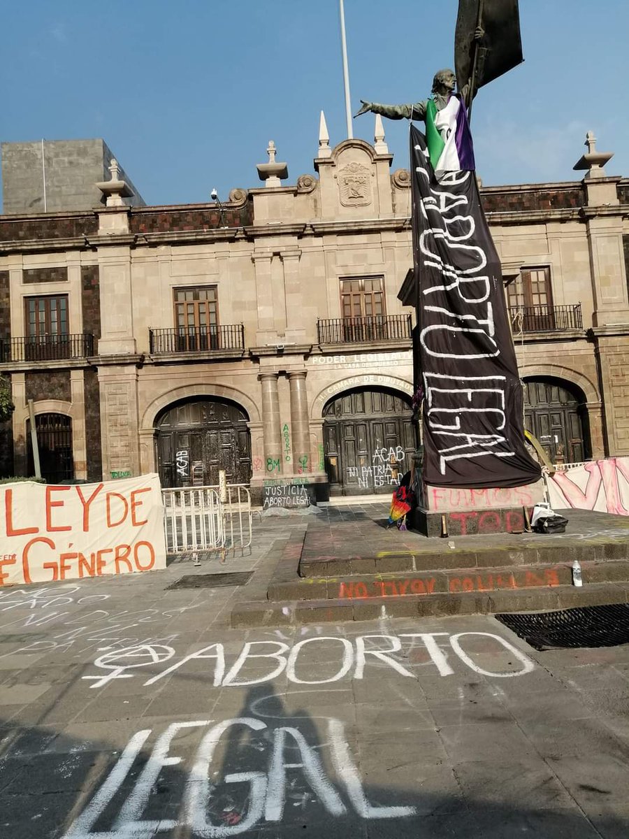 Vinimos acuerpar y participar al plantón feminista en la Camara de Diputados Toluca. Estamos en la exigencia del Aborto Legal y la derrogación de la Ley De identidad de género.
Ayuden a las compas que están acá, si topan a alguien de Toluca que quiera venir o dejar donaciones.