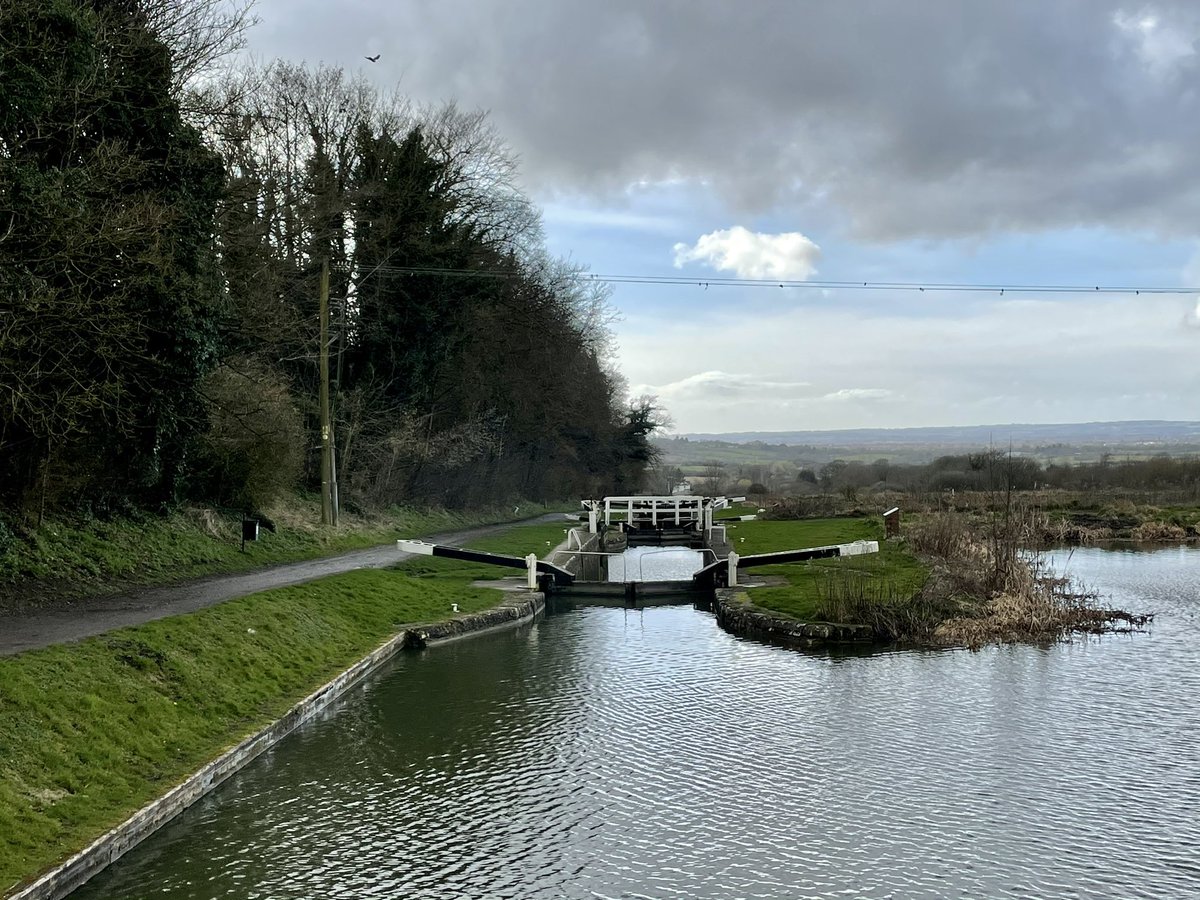A bright-ish spell at the top of #CaenHill in between the heavy rain showers. Still plenty of wind ripples on the water though! #caenhilllocks #devizes #kennetandavoncanal #wiltshireweather #springshowers #wetandwindy @StormHour @BigWiltsSkies