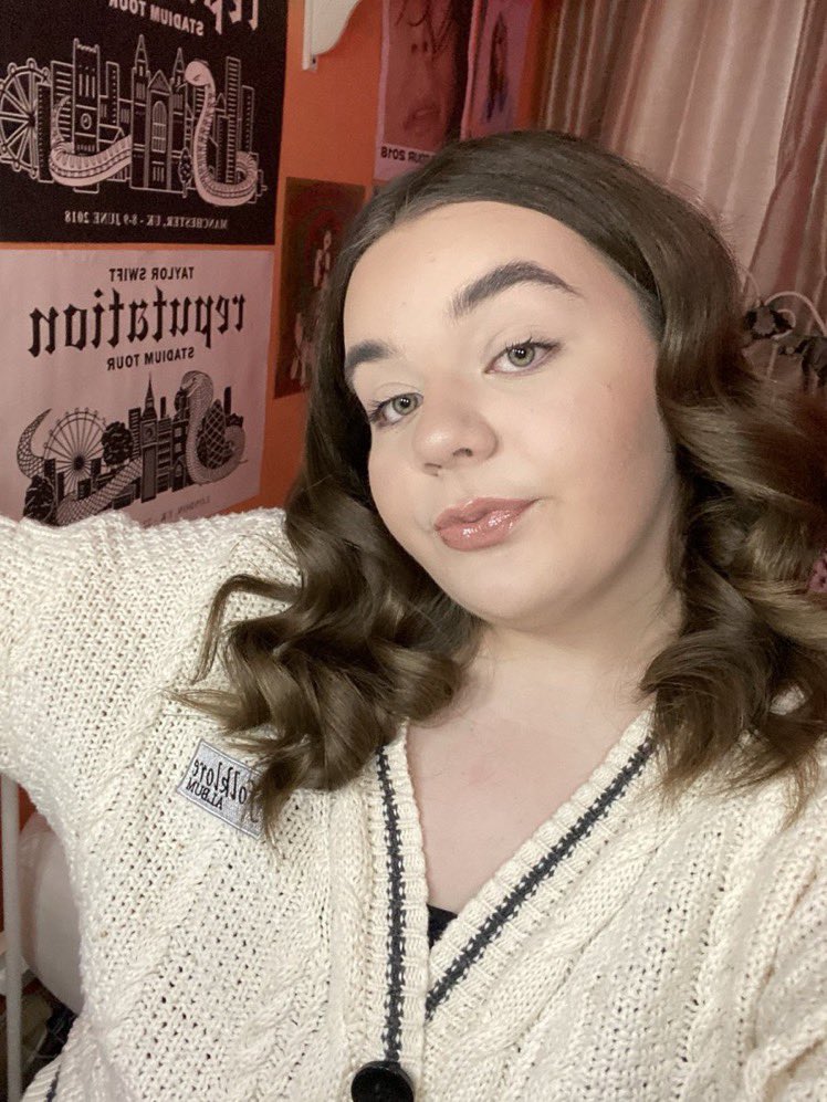 daisylovestay's tweet photo. @taylornation13 wrapped up in a very COSY CARDIGAN 🥺💛 

@taylornation13 @taylorswift13 
... you retweeted this and and said cardigan was your favorite song! #Votecardigan #KCA   🎼🧡 https://t.co/0Porbg3hKo