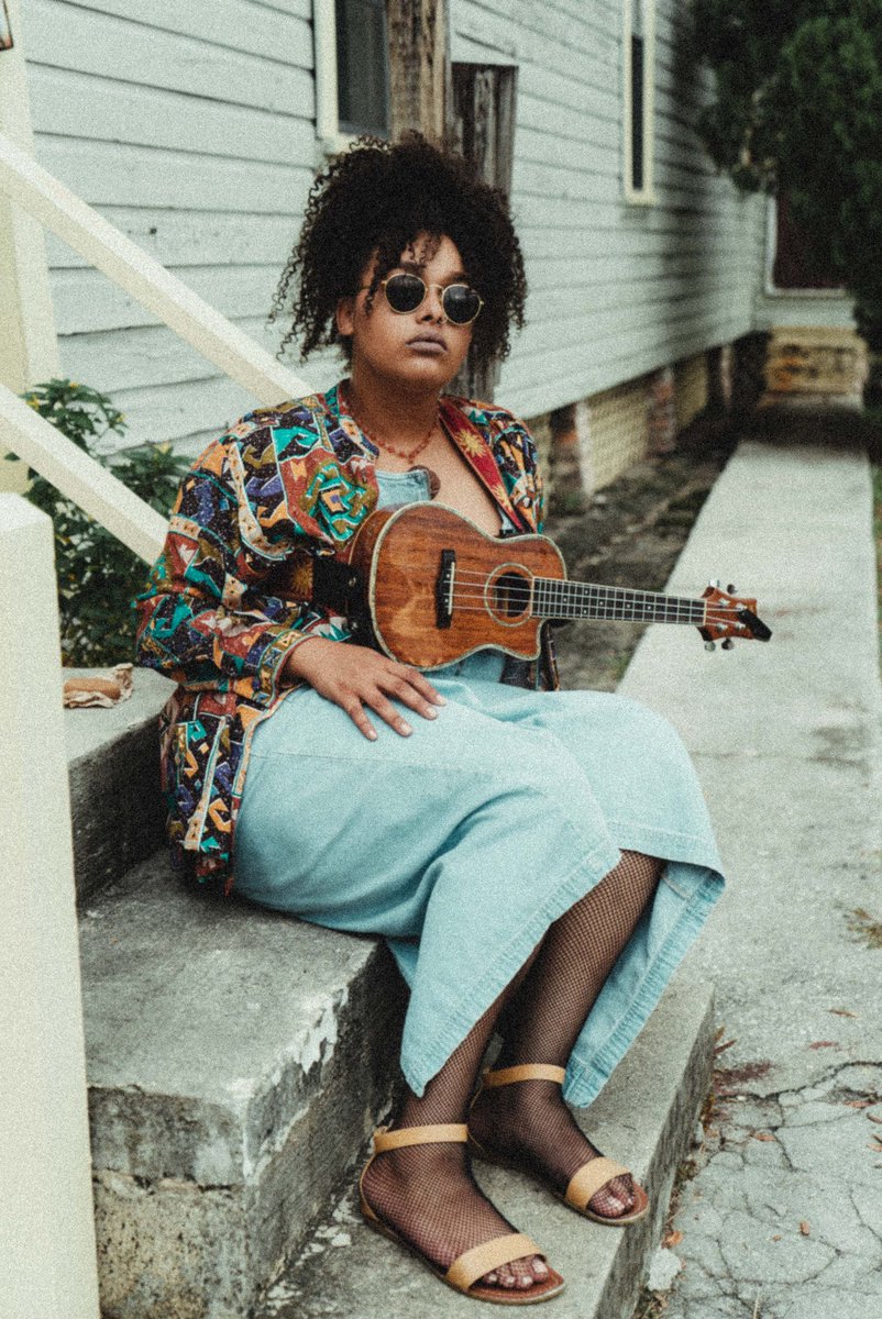 ItsAriChi's tweet photo. Just a girl &amp; her ukulele https://t.co/7DHkQw8JWs