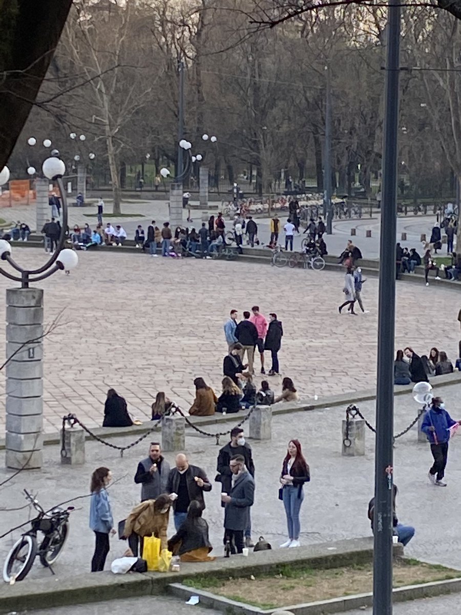 Ale_Magnoni's tweet photo. Milano si prepara alla zona rossa. Forze dell’ordine assenti: si stanno preparando ai controlli di lunedì? Ciclabili molte, cestini pochi. @ComuneMI https://t.co/ADyZLJoBLT