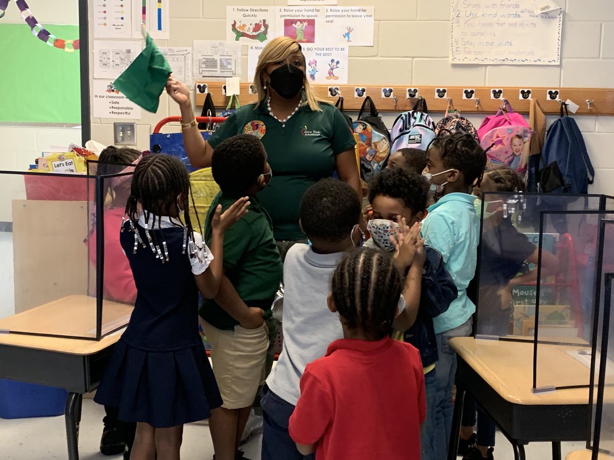 TorresKCubs's tweet photo. Celebrating the Live Oak Read-a-Thon and Ms. Crews’ birthday! #ncssbethebest #weareone ⁦@crewscontrol47⁩ ⁦@LIVEOAKELEM⁩ https://t.co/434Xob0f08