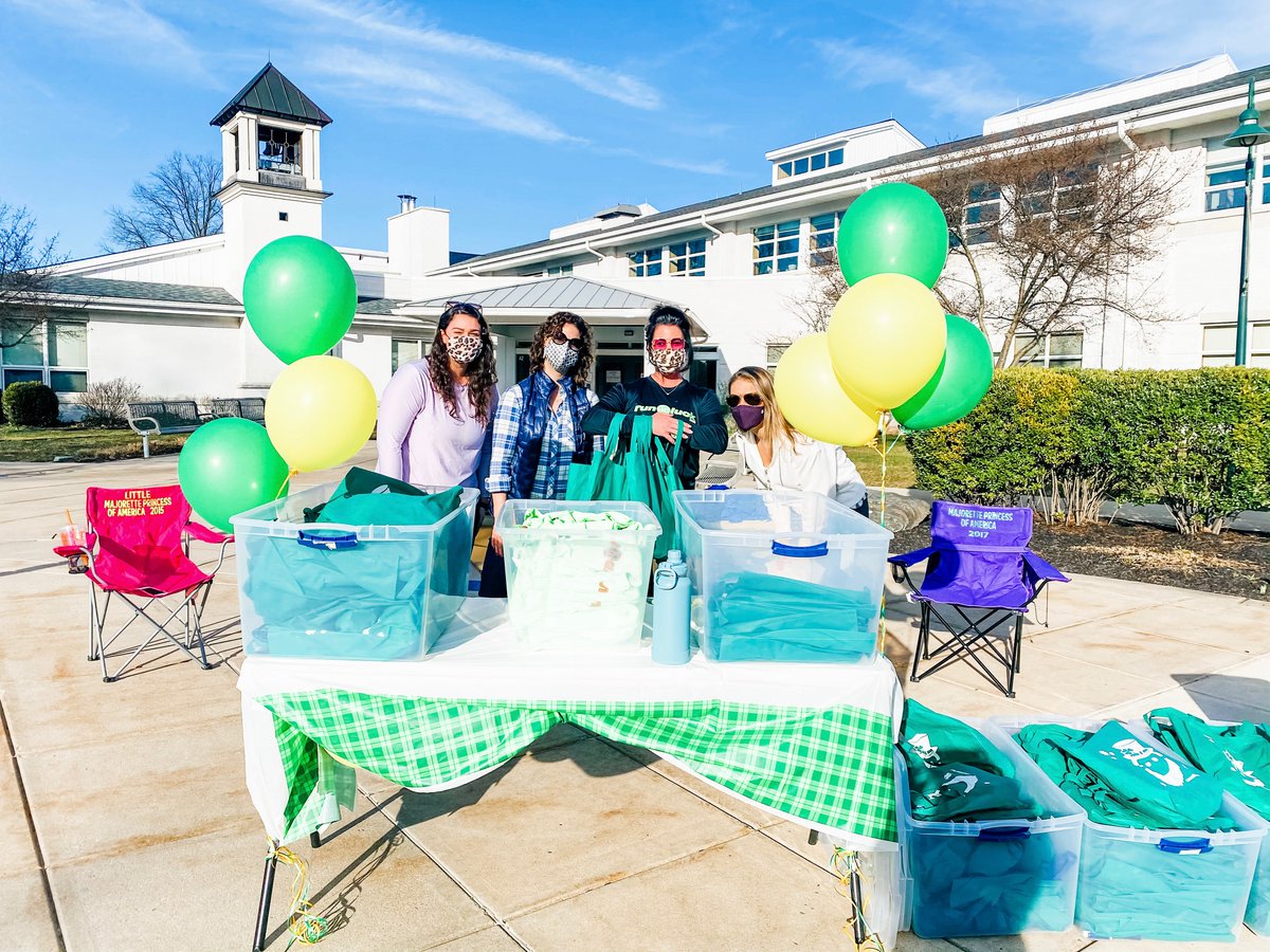 jllancasterpa's tweet photo. The Run4Luck crew was ready for Racers at the Drive-Thru Bag &amp; Shirt Pick-Up yesterday!  Open today from 9a-12p to pick up yours! 🚗☘️👍 More info here: https://t.co/jcdZJvSAKV https://t.co/kTFE9y8Tgp