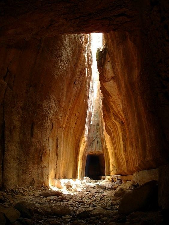 10thLegio's tweet photo. The incredible Vaspasianus Titus tunnel, a 1.4km long Roman engineering marvel built under orders of emperor Vaspasian to divert flood waters away from the city of Seleuceia Pieria, Turkey. Cut through solid rock by Roman legions and slaves it took over 50years to complete. https://t.co/ZPSJRJOp5j