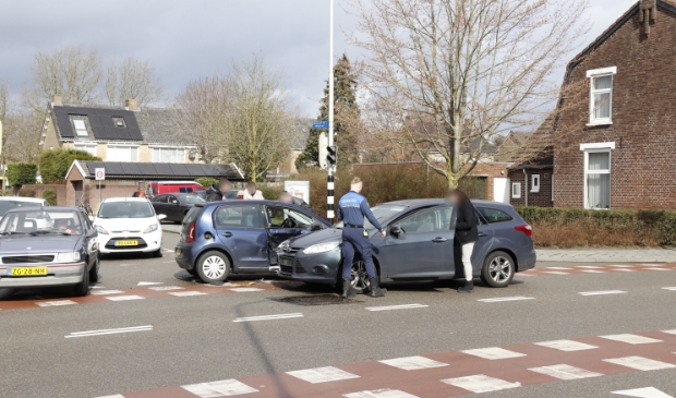 Lichtgewonde na botsing tussen auto's in Boxmeer - ..