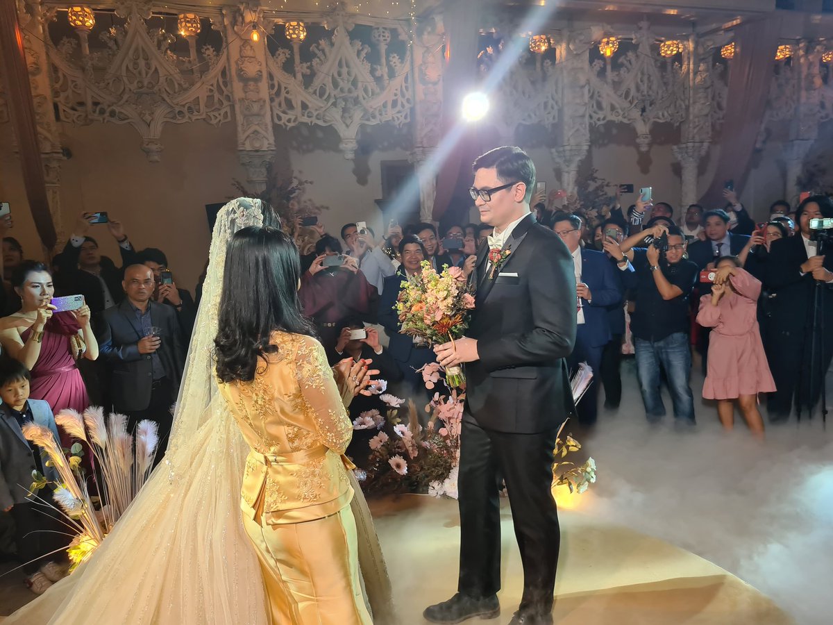 PravitR's tweet photo. สส.รังสิมันต์ โรม กับเจ้าสาว อิวาน่า #ป #ROMEIVANA https://t.co/jqVqNLZEXi