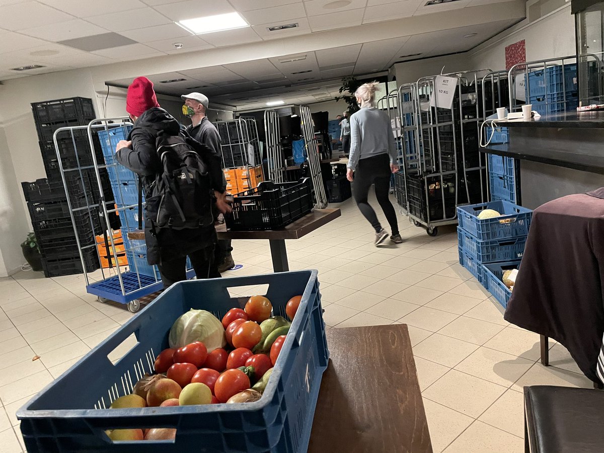 💥opening Boeren voor Buren flagship store:) in Amsterdam Oost.👊🥬🍏🥕Lokaal en verse groente &amp; fruit nu ook beschikbaar voor Stadspashouders uit dit stadsdeel, dankzij <a href="/100KIT/">KIT</a> en <a href="/sdghouse_ams/">SDG House</a>. 🙏 
Honderden pakketten werden door blije klanten opgehaald👉. #locatie5
