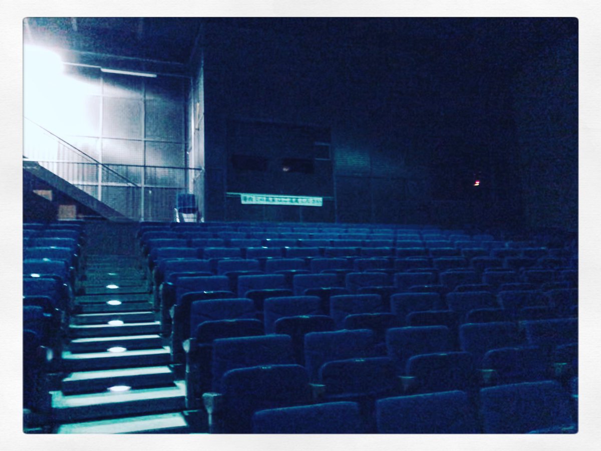 松瀬研祐 Pa Twitter フィルムがまわり終わって事切れる感じと そこからじわっと明かりがついて現実に戻る感じ 映画を観てるなぁと思いました 北千住シネマブルースタジオ フィツカラルド