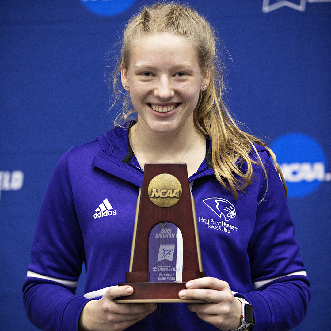 BigSouthSports's tweet photo. 🥉 Last night, @HPUTrack's Sydney Horn became the first women's #BigSouthITF student-athlete since 2018 to earn All-American status after she placed THIRD in the pole vault at the 2021 Indoor #NCAATF Championships! https://t.co/Ax0lwfSetm