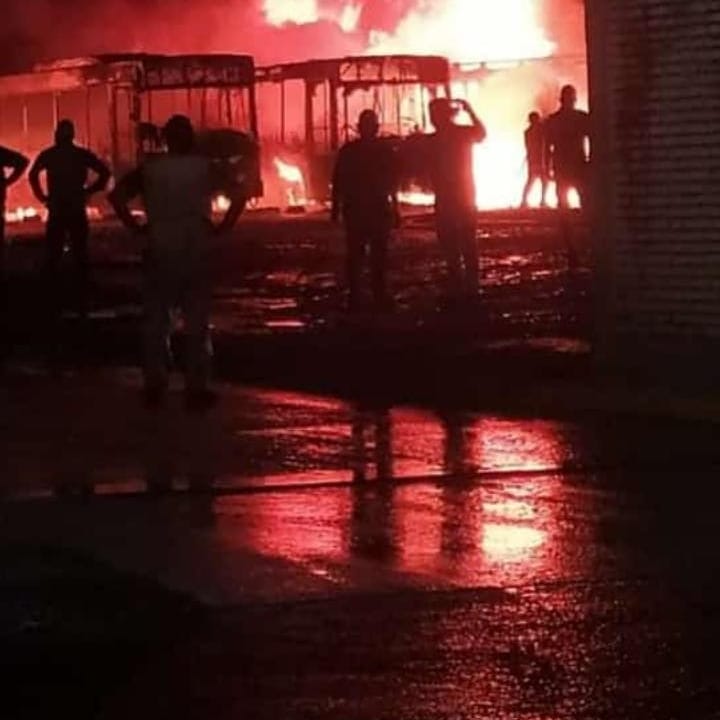 eldiariodetuc's tweet photo. Incendio de colectivos de la línea 7 en Tucumán.

#Tucumán 
#Linea7 https://t.co/7xFulWe7Xn