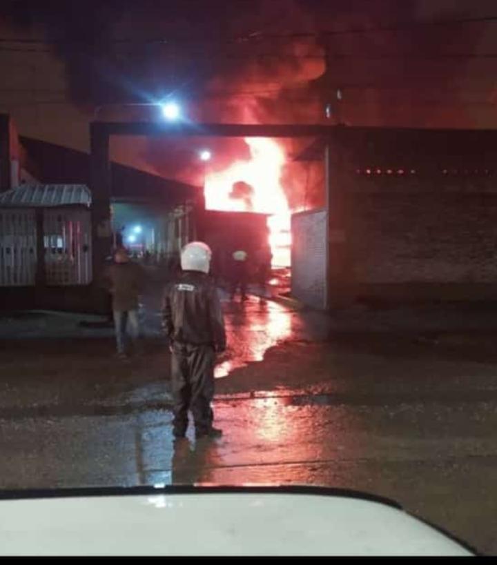 eldiariodetuc's tweet photo. Incendio de colectivos de la línea 7 en Tucumán.

#Tucumán 
#Linea7 https://t.co/7xFulWe7Xn