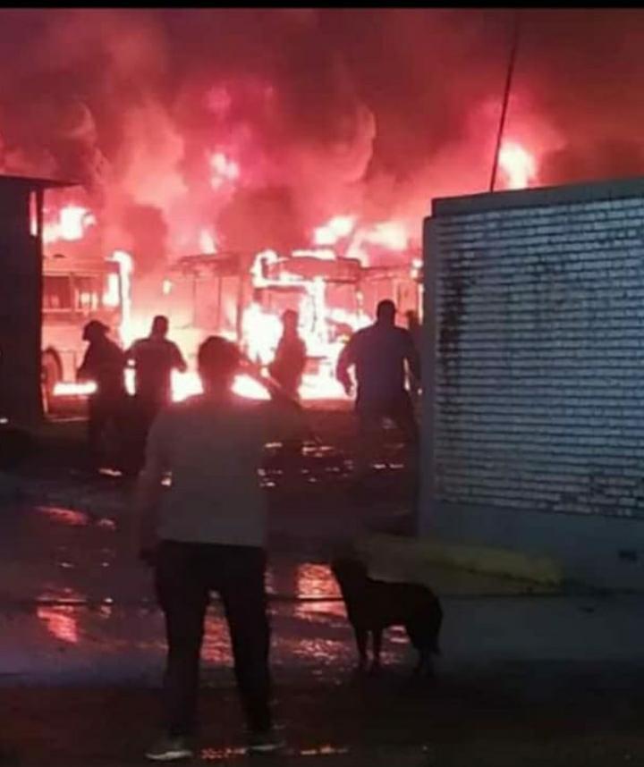 eldiariodetuc's tweet photo. Incendio de colectivos de la línea 7 en Tucumán.

#Tucumán 
#Linea7 https://t.co/7xFulWe7Xn