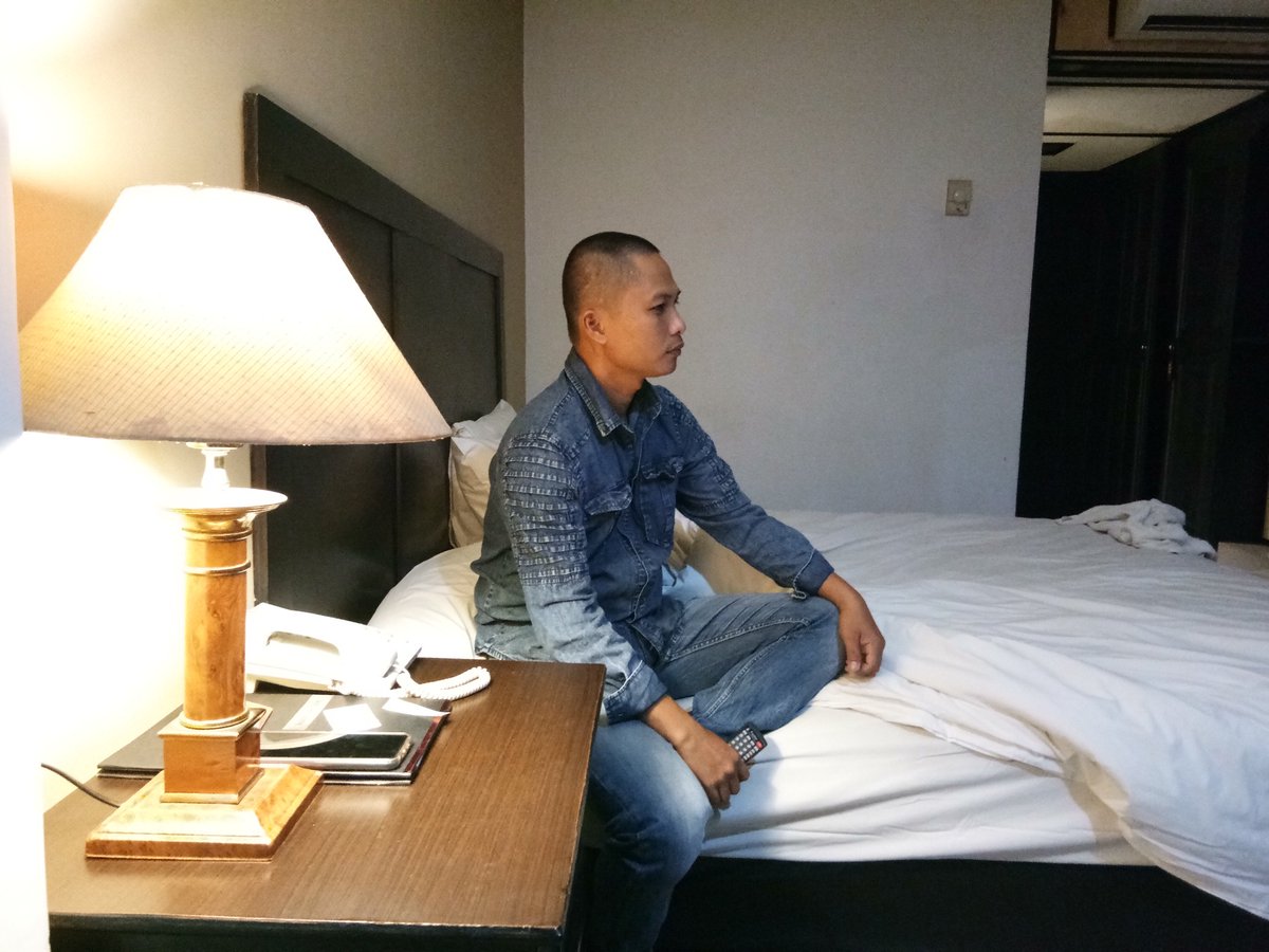 Menunggu dikamar Hotel