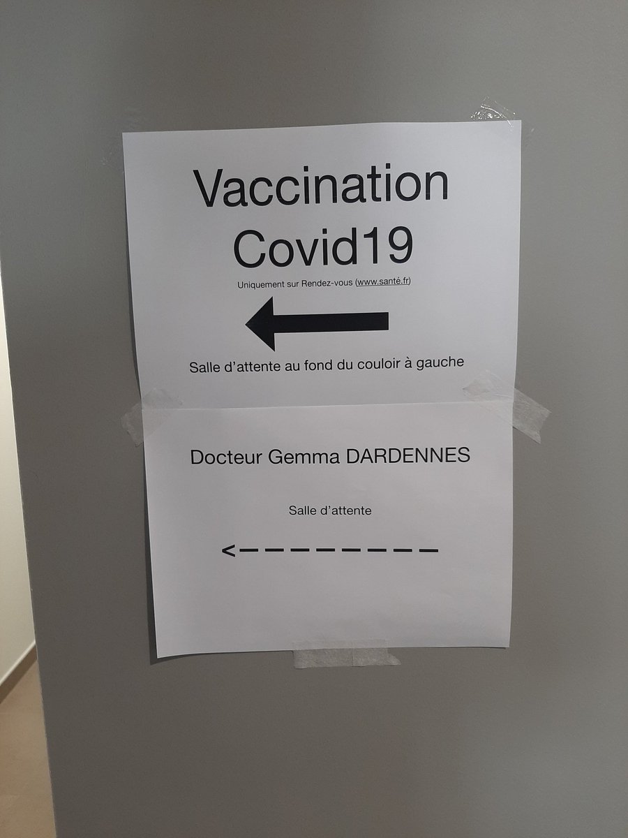 A Saint Erme. 
Medecins et professionnels de campagne hier, élus d'aujourd'hui, solidaires, ils remettent la blouse pour venir vacciner leurs administrés avec leurs successeurs !!! 
Respect !!!
L'ARS remercie tous ceux qui donnent leur énergie ce WE contre la Covid en vaccinant.