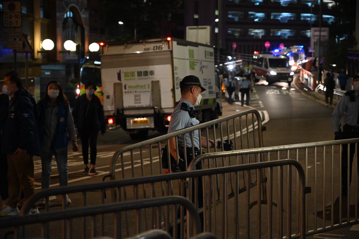 galileocheng's tweet photo. #BREAKING First ambush #covid19 lockdown in Mid-levels https://t.co/cZRJFNWlGU