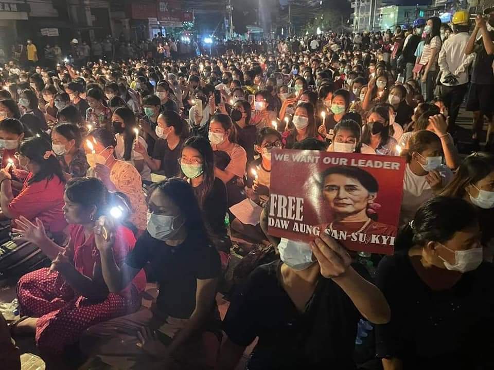 MXyy00's tweet photo. Hledan night protest is starting now! We will fight more on behalf of fallen heroes! We don't want heroes any more. We don't want to leave anyone behind anymore. 

TOWARDS FEDERAL UNION 

#WhatsHappeningInMyanmar 
#Mar13Coup https://t.co/zTOD2QnMFY