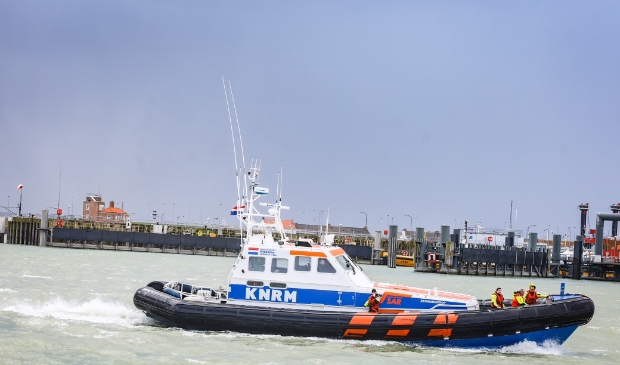 Brandweer en KNRM rukken uit voor zinkend vaartuig ter hoogte van Oosterhavenweg - ..