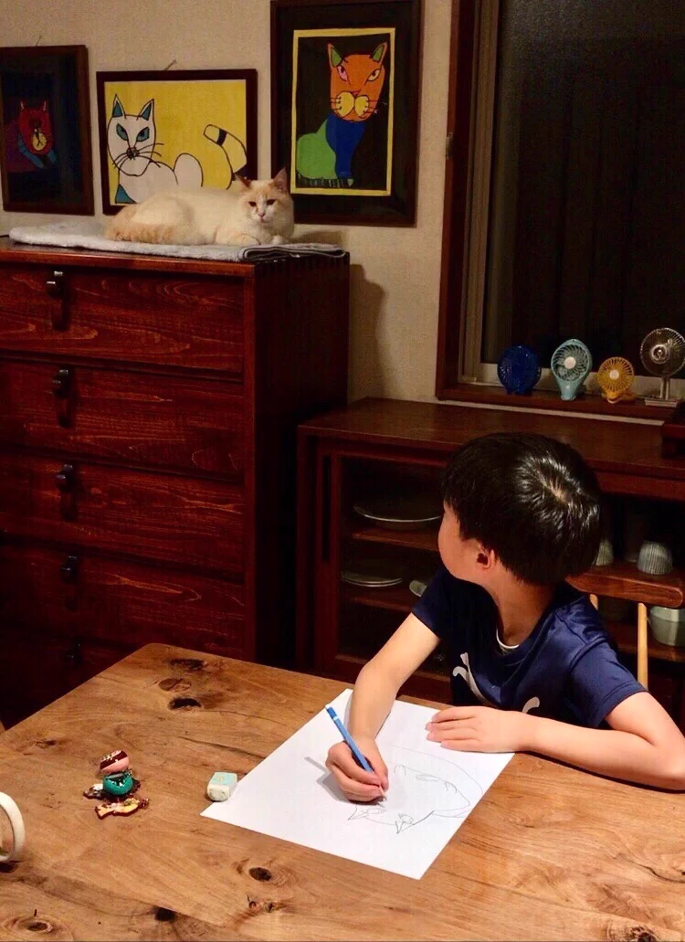 お母さんの最高の宝物！息子さんが書く絵からは幸せが感じられる