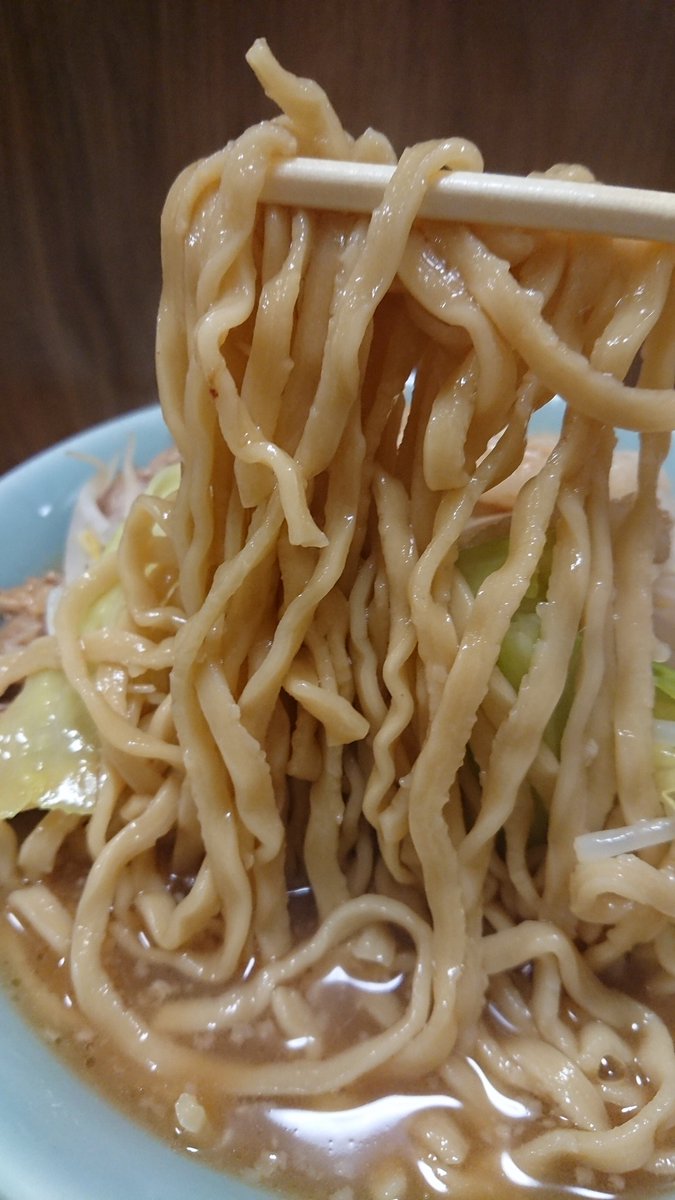 tomo04204's tweet photo. 本日は蓮さんへ。らーめんをショウガ生タマネギアブラからめで！本日も業務中のためニンニクは我慢(;´д｀)
今日のアブラはプリっプリ！野菜と合います★そして蓮さんはギュチ豚とトロ豚の二種類いれてくれるのがうれしい。そして麺、好きだわ。本日もおいしかったです！ #福島市 #らーめん #蓮 https://t.co/k3C1SIVhkG