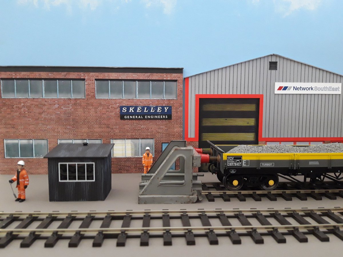 LindsellMatthew's tweet photo. BIG toys for BIG boys! Setting out my new O Gauge bits... #TMRGUK #OGauge #modernimage #railwaymodelling #saturday https://t.co/DaxACKJrrV