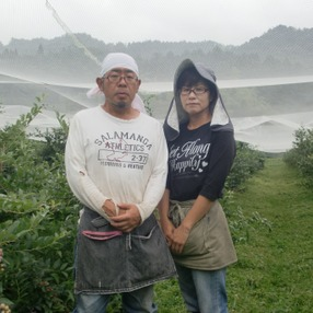 aki_rina's tweet image. 【農家からSOS】契約先との取引がなくなり水菜が3000株余っていて、あと1週間で処分しなければならない…と緊急のSOSがありました。寒さを耐えて甘さが増している水菜、いろんな料理で活躍するはず🌱いかがでしょうか？

▼水菜と丹波篠山黒大豆のセット
tabechoku.com/products/77029

#農家漁師からのSOS