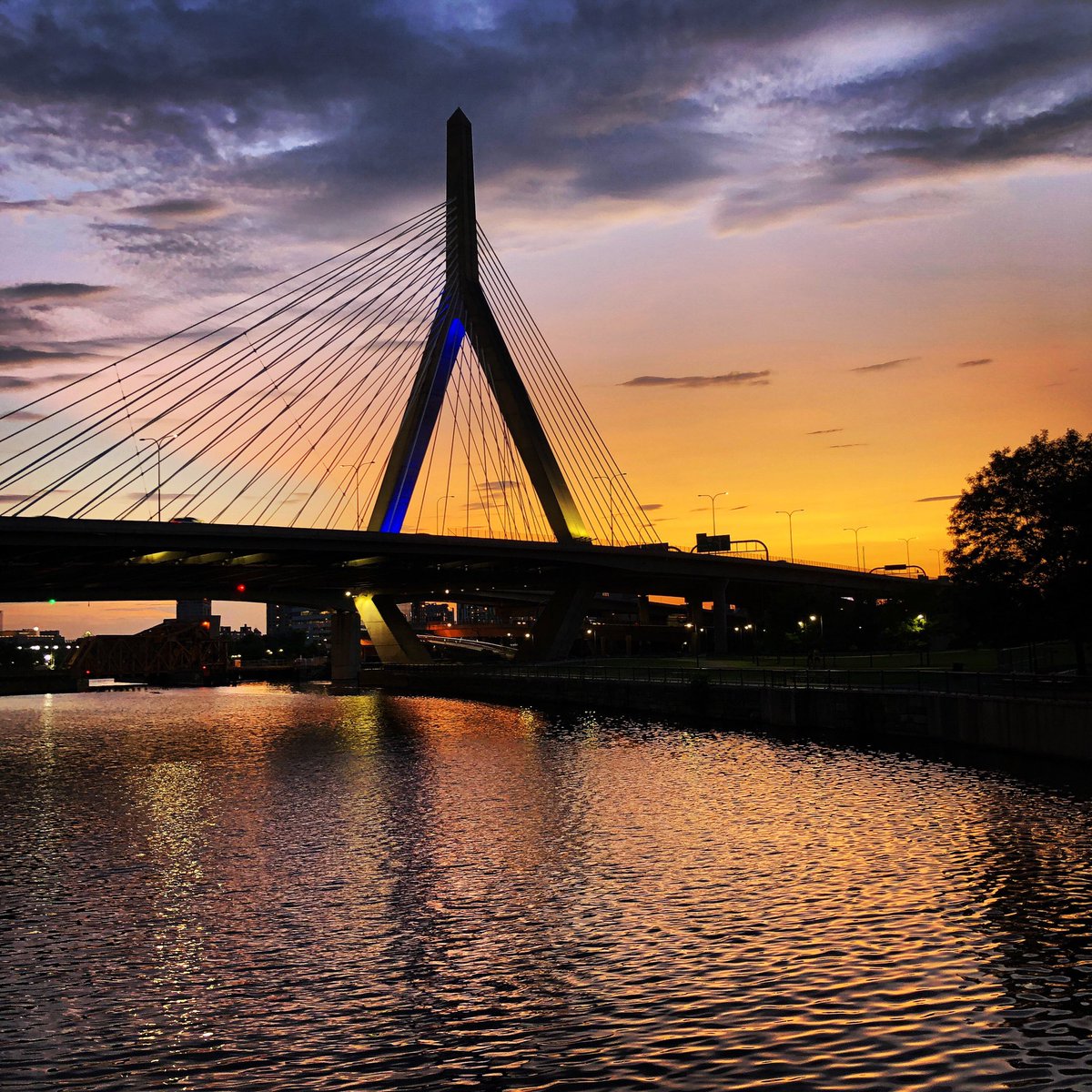 BostonTweet's tweet image. Tonight the sunset in Boston will occur at 5:48pm - that's the last time the sun will set *before* 6pm until October!! 

P.S. Spring Ahead