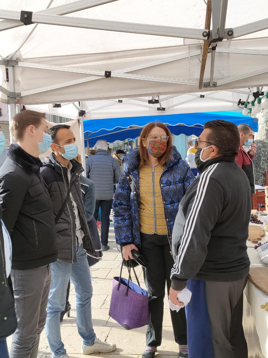 CLAPOTMireille's tweet photo. @Ambroise_Mejean sur le marché de #Valence avec @En_Marche26. Le délégué des Jeunes avec Macron est chaque jour au plus près du terrain pour une écoute active. https://t.co/ufxbBDSjwB