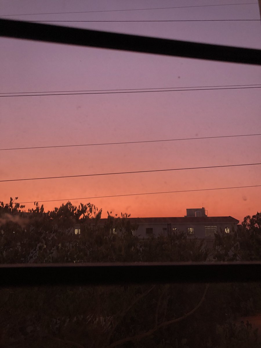 vrundavs's tweet photo. Everyone should have a stipulated #windowtime ....
#dusk https://t.co/PaBiOjXSV6