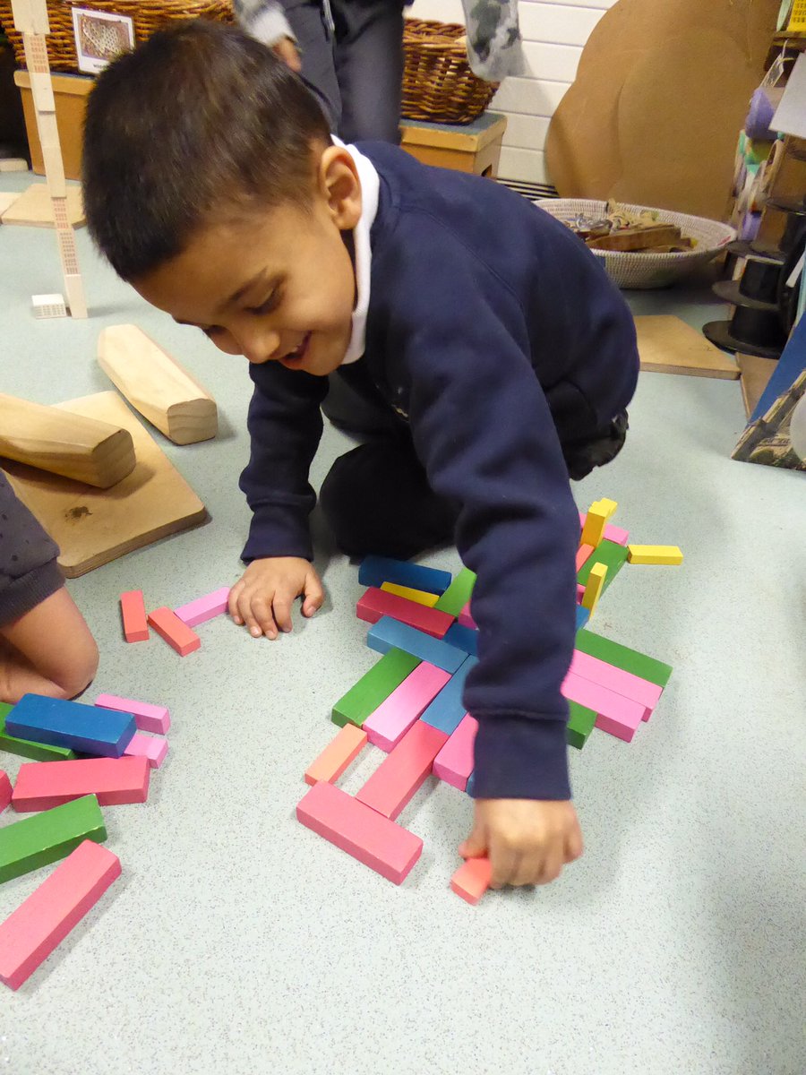 oakwoodEY's tweet photo. I saw so many characteristics of effective learning as the clown was created. Such a strong sense of symmetry and ratio too. 4.1 yrs. #shapespacemeasure https://t.co/cXI0hxYAZt