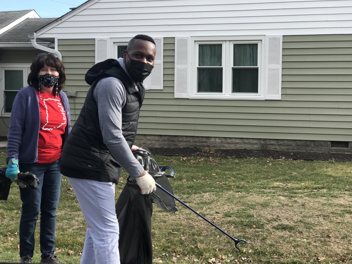 RobeyRockets's tweet photo. The roads in Clermont are so much cleaner thanks to all these Robey volunteers who participated in the #lovewhereyouare campaign Friday.  Glad we could make a positive impact in the #wearewayne community! https://t.co/7Z5yjqli1C