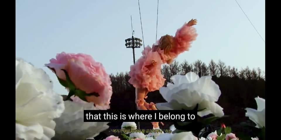 oakpo1's tweet photo. #JENLISA  #Rosesoloiscoming في كتير بلينكز كانو بيضنو انو هديكا النار و المفرقعات فوتوشوب و كمان روزي لما طارت كانت لا مافييش أي فوتوشوب في الأغنية و كمان روزي كانت مربوطة لما طارت اليوم نزلت الكواليس و كان كل شي حقيقي حتى لما كانت بالمرجيحة النار الي تحتها حقيقية و السيارات يلي https://t.co/OQgqErKyko