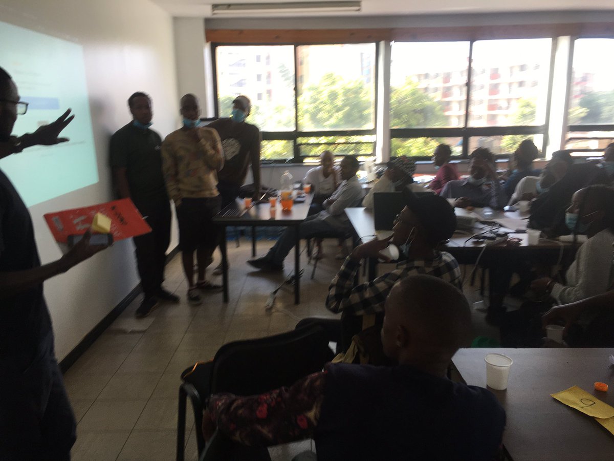 Maabara ya Shamba; 
This team of Engineers build an AI model that can predict different crop diseases onboard a drone in just 3 hours!!! 😫😃
#MLhackUbunifu #MLhimihack