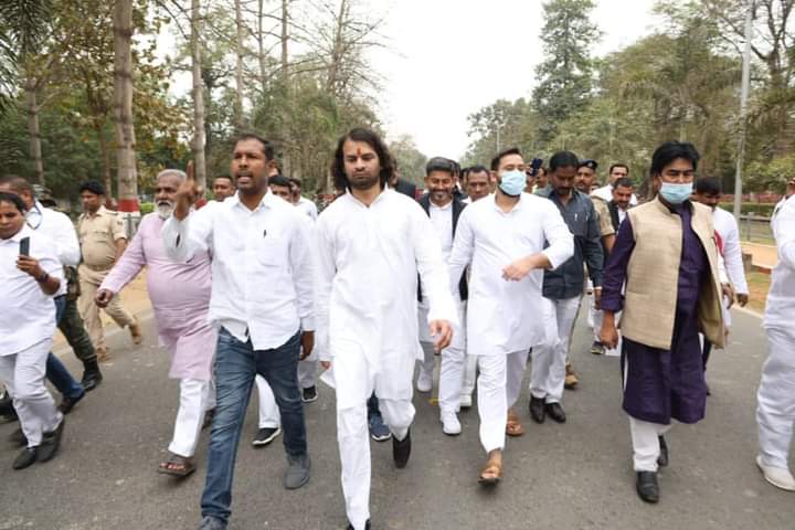 Bihar #Mahagathbandhan MLAs led by @yadavtejashwi and @MahboobCPIML march to Rajbhawan demanding resignation of land revenue minister and BJP MLA from Aurai, #RamsuratRai. Huge quantity of illicit liquor was confiscated from his school premises during #BiharElections2020.