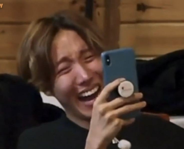 BackTheSoul's tweet photo. 📸‼️ O NAMJOON DENUNCIOU UM COMENTÁRIO NA LIVE! 🤭😏

🐩 | @BTS_twt https://t.co/9Mwh19Hxty
