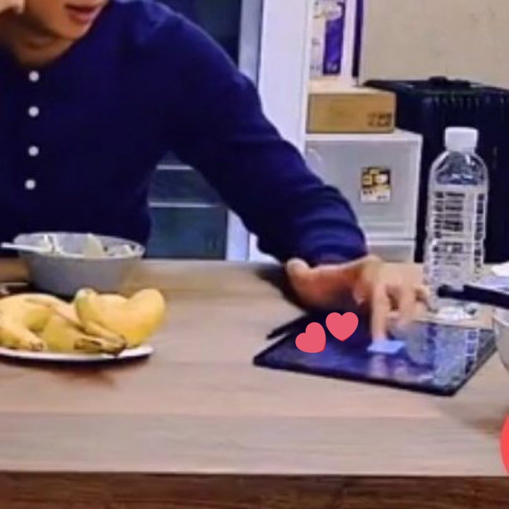 BackTheSoul's tweet photo. 📸‼️ O NAMJOON DENUNCIOU UM COMENTÁRIO NA LIVE! 🤭😏

🐩 | @BTS_twt https://t.co/9Mwh19Hxty