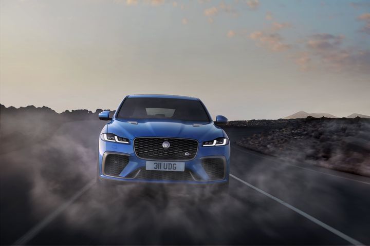 With its 5.0 litre Supercharged V8 engine and top speed of 178mph, F‑PACE SVR is Jaguar’s ultimate performance SUV.​
.
.
.
#Rybrook #RybrookJaguar #Jaguar #F-PaceSVR #SVR