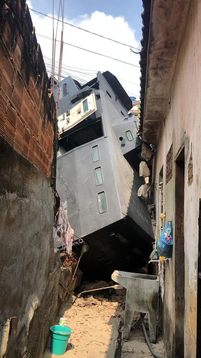 Rncrf18's tweet photo. De bom dia um blindado no seu quintal 🤦🏽‍♂️ 😂 https://t.co/SWIf3RPUQR
