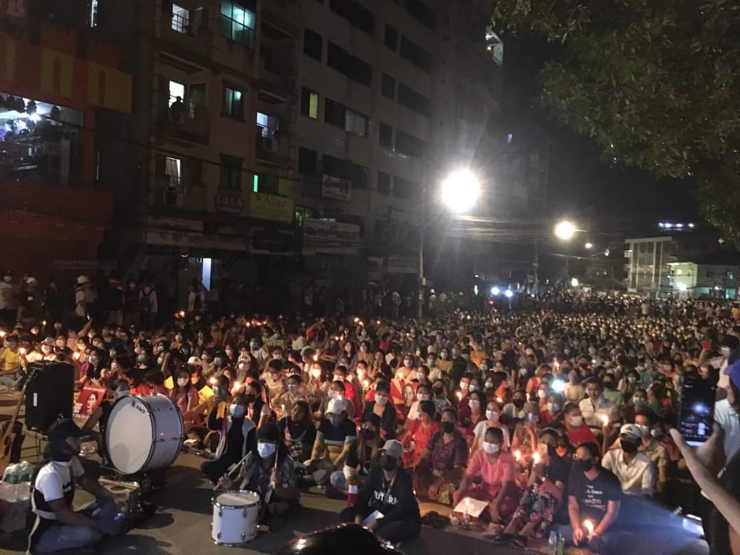 Byun_Sori6104's tweet photo. Hledan's Night Strike 🕯️

People protested against the Military terrorists peacefully and prayed for the fallen heroes with candle light 🕯️

TOWARDS FEDERAL UNION

#WhatsHappeningInMyanmar
#Mar13Coup https://t.co/Qf7pBALCc6