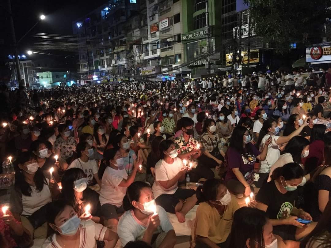 Byun_Sori6104's tweet photo. Hledan's Night Strike 🕯️

People protested against the Military terrorists peacefully and prayed for the fallen heroes with candle light 🕯️

TOWARDS FEDERAL UNION

#WhatsHappeningInMyanmar
#Mar13Coup https://t.co/Qf7pBALCc6